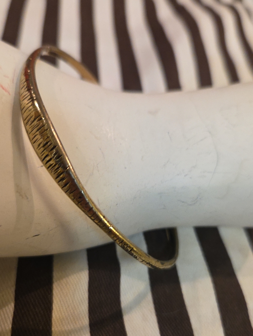 Textured Gold Tapered Bangle Bracelet - Women's Jewelry [1357]